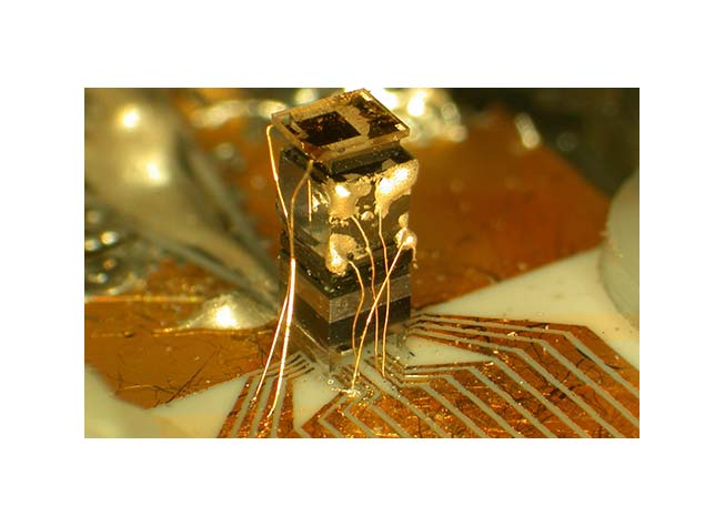 Chip-scale atomic clock